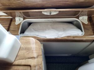 Geöffneter Stauraum mit Decke in einer Premiumkabine des Emirates Airbus A380.