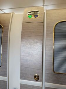 Türschild der Emirates First-Class-Suite 3E mit Do-not-disturb-Anzeige und goldfarbenen Details.