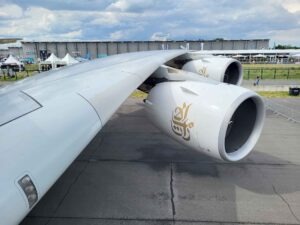 Blick von der Gangway vor dem Emirates Airbus A380 auf Tragfläche, zwei Triebwerke und das Messegelände der ILA Berlin 2026.