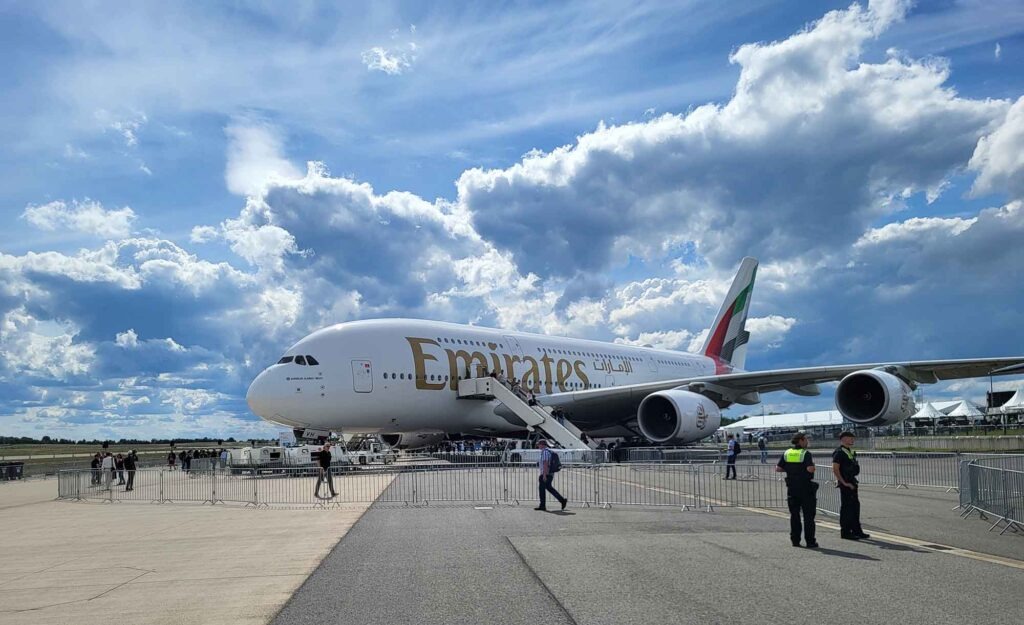 Emirates Airbus A380 auf dem Vorfeld der ILA Berlin 2026 mit Besuchern, Absperrungen und Wolkenhimmel.