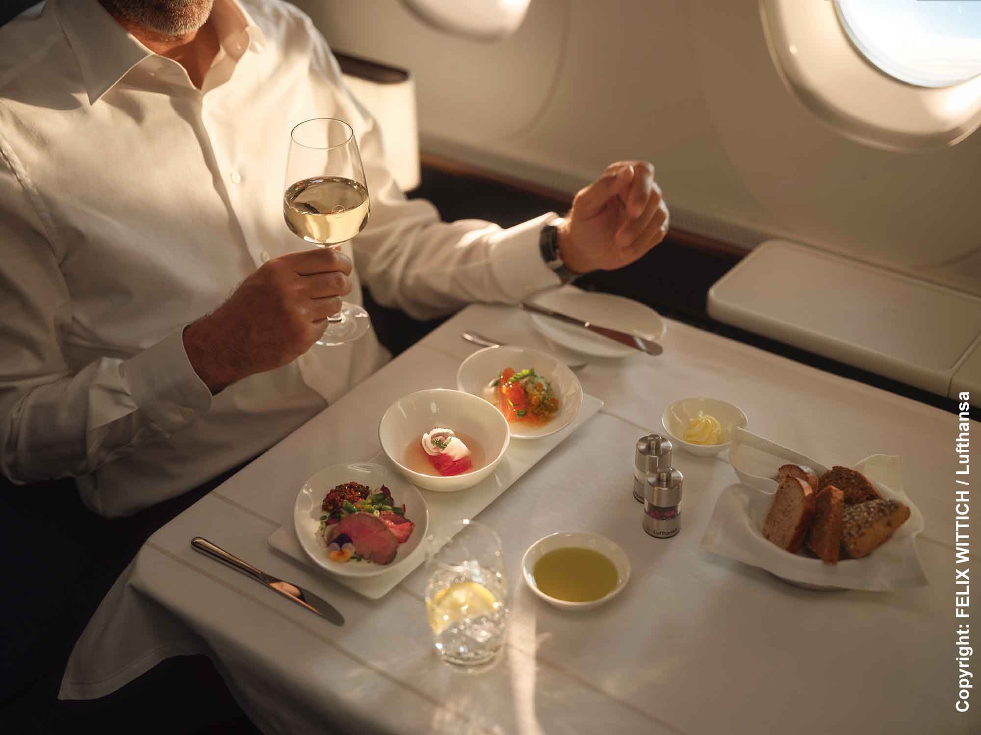 Der Bordservice in den Lufthansa-Flugzeugen 1 Kleine Mahlzeit in der First Class mit FOX