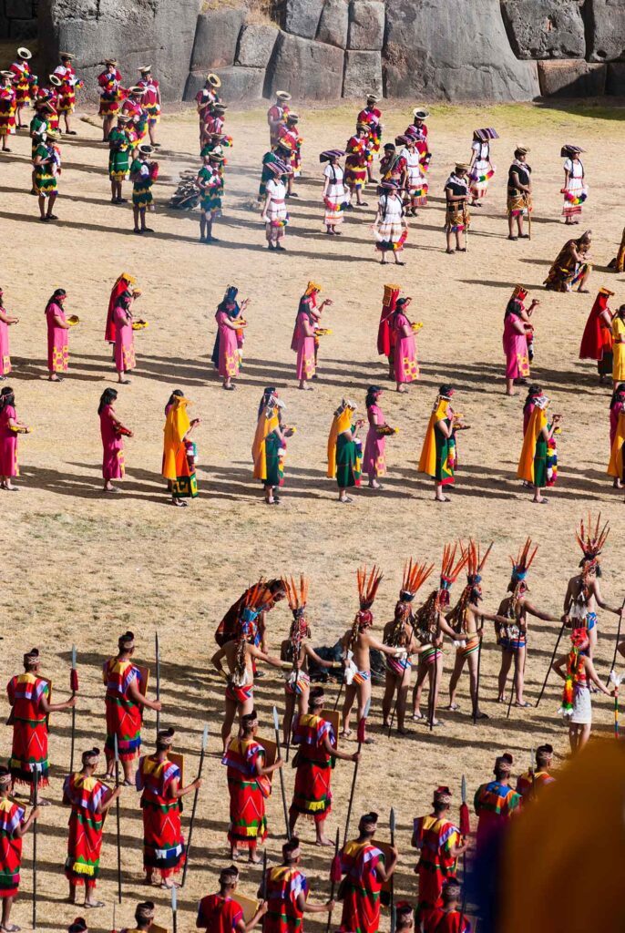 Inti Raymi: Cusco lässt das imperiale Erbe der Inka aufleben 7 Darsteller in bunten Gewändern stehen in geordneten Reihen bei der Inti-Raymi-Zeremonie in Saqsaywaman.