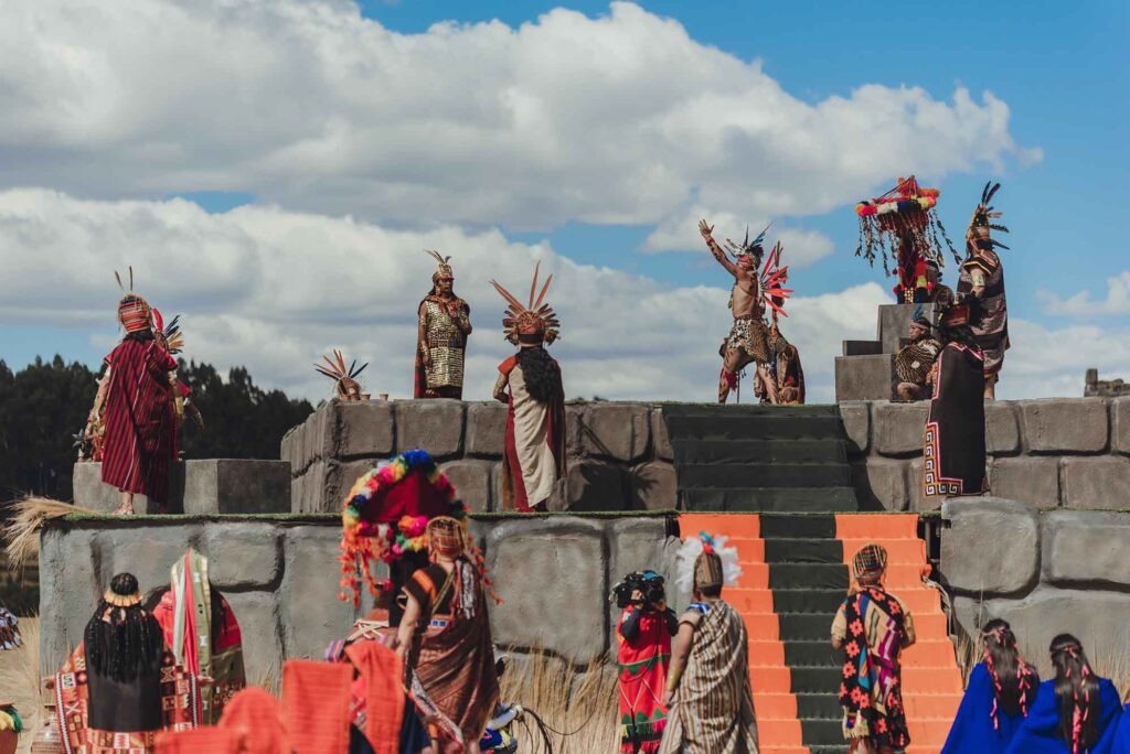 Inti Raymi: Cusco lässt das imperiale Erbe der Inka aufleben 9 Darsteller in Inka-Kostümen bei einer Zeremonie auf einer Plattform während des Inti Raymi in Cusco.