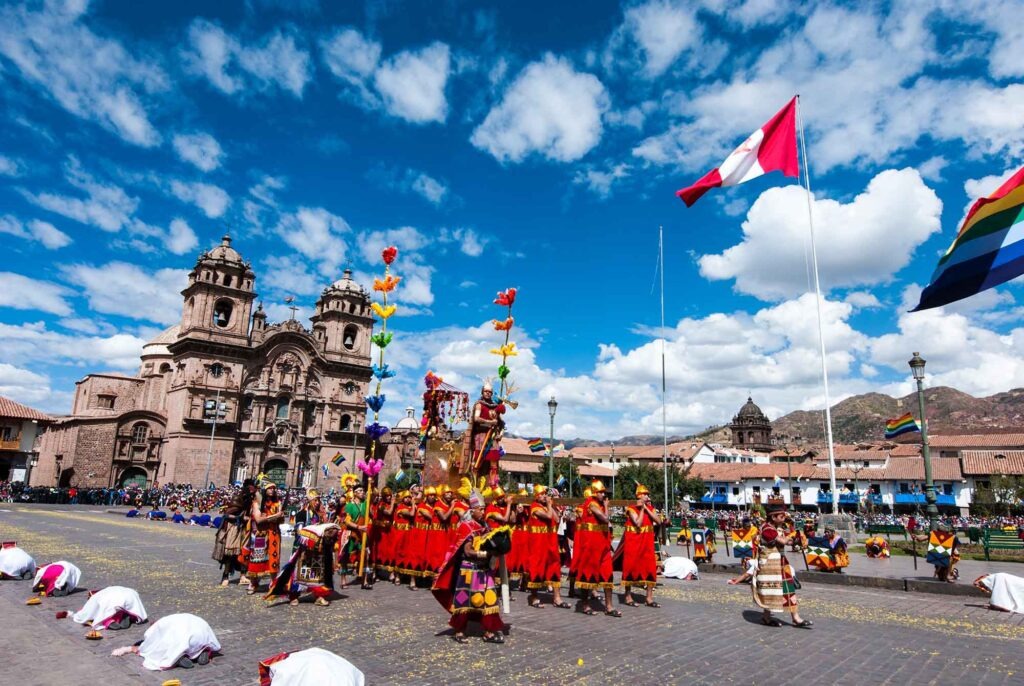 Inti Raymi: Cusco lässt das imperiale Erbe der Inka aufleben 4 Inti-Raymi-Zeremonie mit Darstellern in traditionellen Gewändern auf der Plaza de Armas in Cusco.