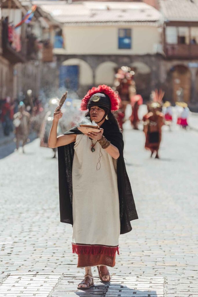Inti Raymi: Cusco lässt das imperiale Erbe der Inka aufleben 8 Darsteller in traditioneller Kleidung hält eine rauchende Schale während einer Inti-Raymi-Zeremonie in Cusco.