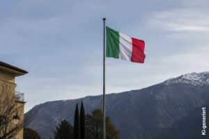 Campione d’Italia: Das kleine Stück Italien innerhalb der Schweiz 22 Italienische Flagge vor einer verschneiten Berglandschaft in Campione d’Italia