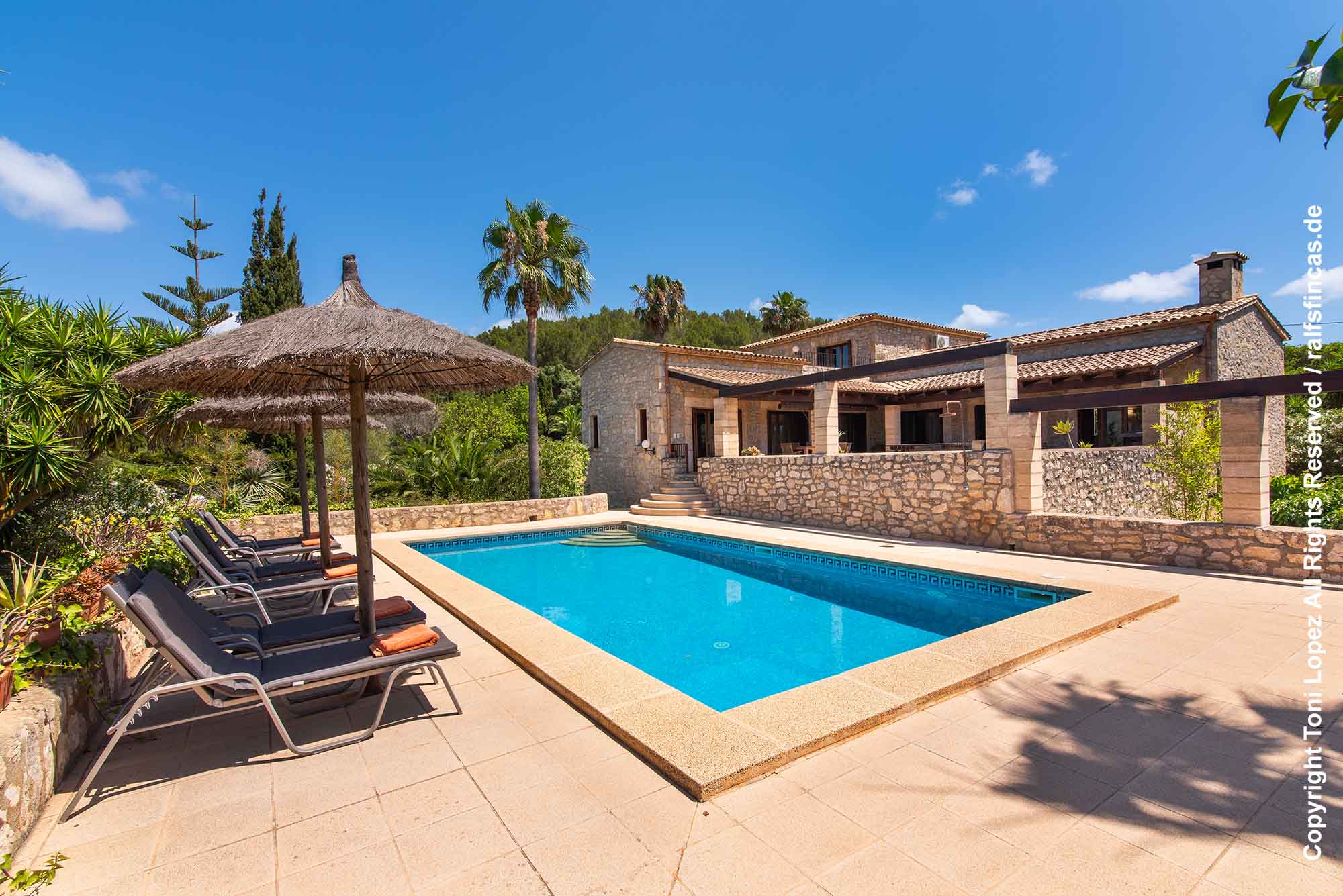 Fincaurlaub auf Mallorca: Worauf es ankommt 1 Natursteinfinca Es Garrovers auf Mallorca mit privatem Pool, Sonnenliegen und Schilfsonnenschirmen