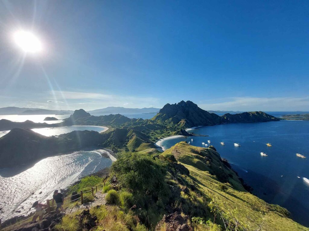 Indonesien: Und dann steht der Komodowaran vor mir 4 Panoramablick über grüne Hügel, mehrere Buchten und das blaue Meer im Komodo-Nationalpark