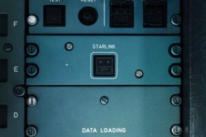 Sitzplatzangebot und Service in den Lufthansa-Maschinen 60 Starlink-Schalter im Cockpit eines Lufthansa-Flugzeugs neben weiteren Bedienelementen.