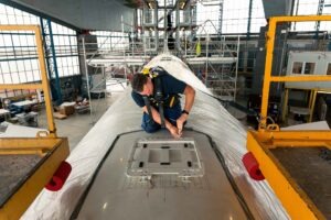 Sitzplatzangebot und Service in den Lufthansa-Maschinen 58 Techniker installiert auf dem Rumpf eines Lufthansa-Flugzeugs Komponenten für die Starlink-Internetverbindung.