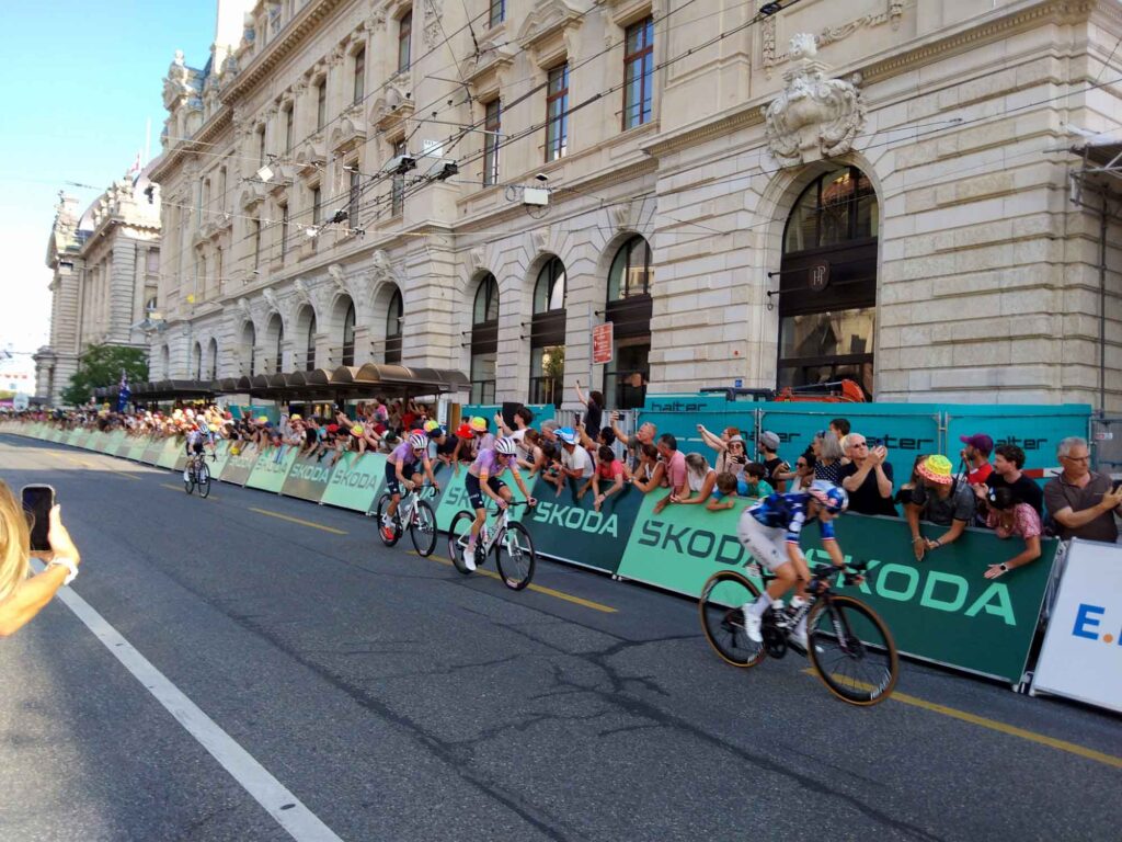 Radsport, Hitze und Erbauung 10 Mehrere Rennfahrerinnen der Tour de France Femmes fahren vor Zuschauern durch die Lausanner Innenstadt.