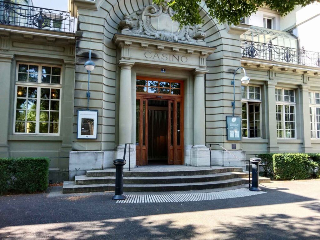 Eingangsportal des Casino de Montbenon in Lausanne mit Säulen, Freitreppe und der Inschrift Casino.