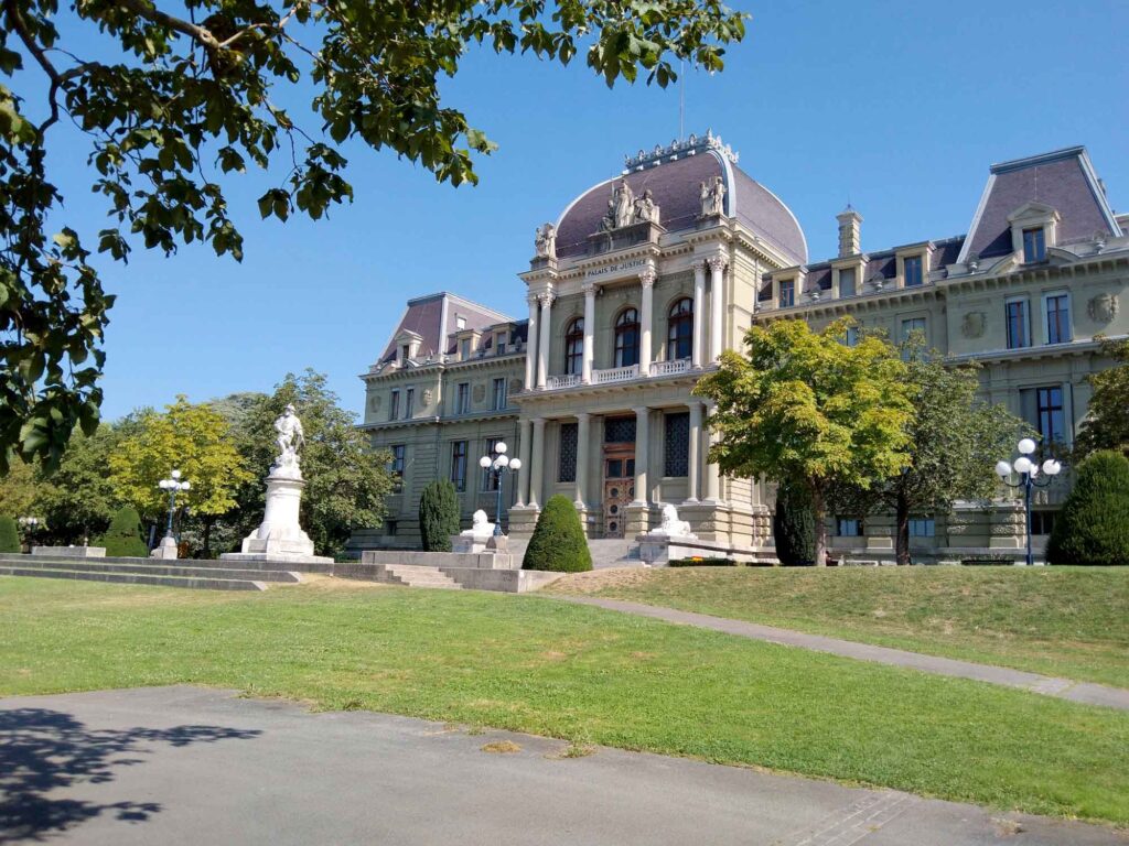 Historischer Justizpalast an der Esplanade de Montbenon in Lausanne mit monumentaler Fassade, Freitreppe und Parkanlage.