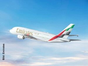 Airbus A380 von Emirates im Flug vor blauem Himmel