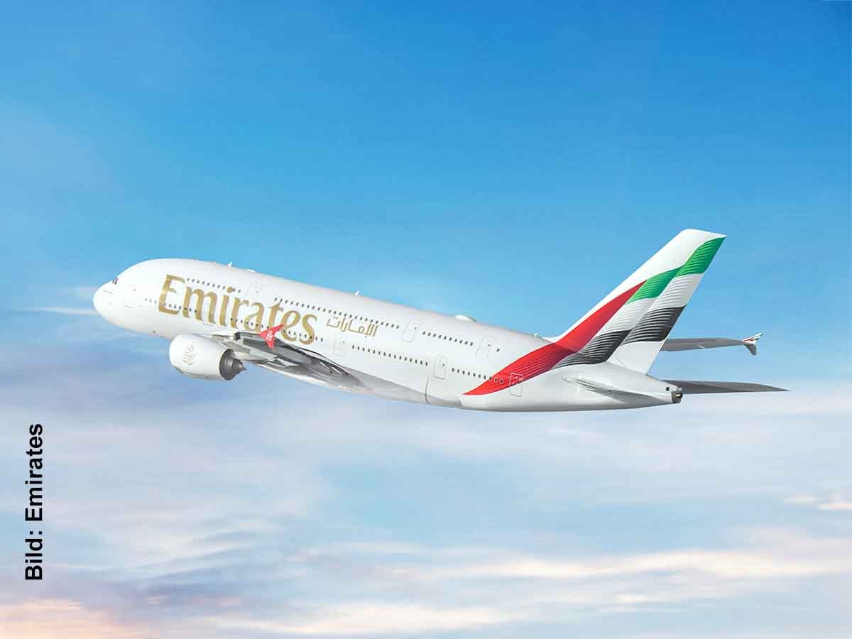 Emirates lockert Umbuchungsregeln: Für Dubai sogar unbegrenzt kostenlos ändern 1 Airbus A380 von Emirates im Flug vor blauem Himmel