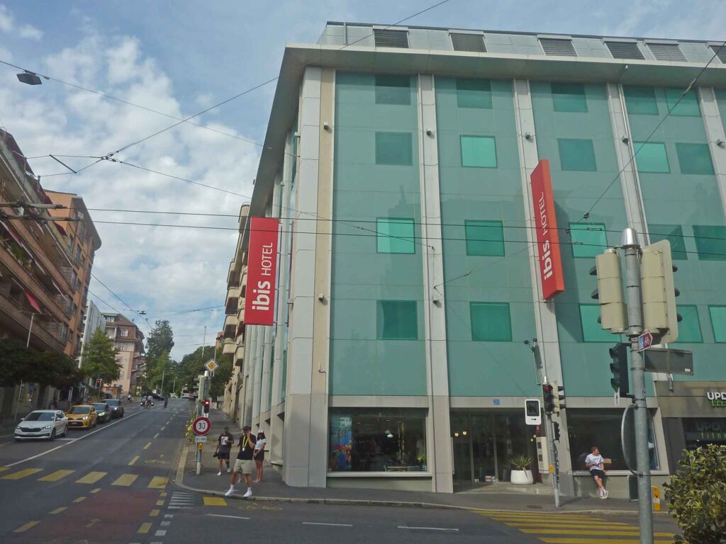 Außenansicht des ibis Lausanne Centre an der Rue du Maupas in Lausanne