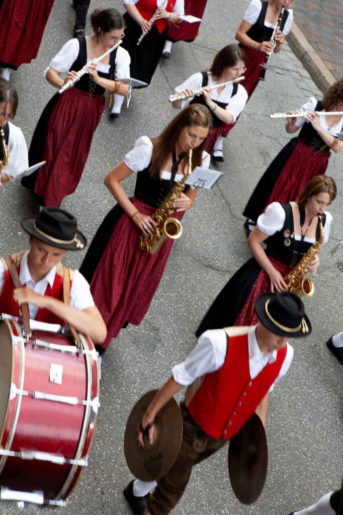 Wasserburg am Inn: Bayerische Bilderbuchstadt in der Innschleife 12 Blaskapelle in rot-schwarzer Tracht mit Saxofonen, Flöten, Trommel und Becken bei einem Umzug in Wasserburg am Inn.