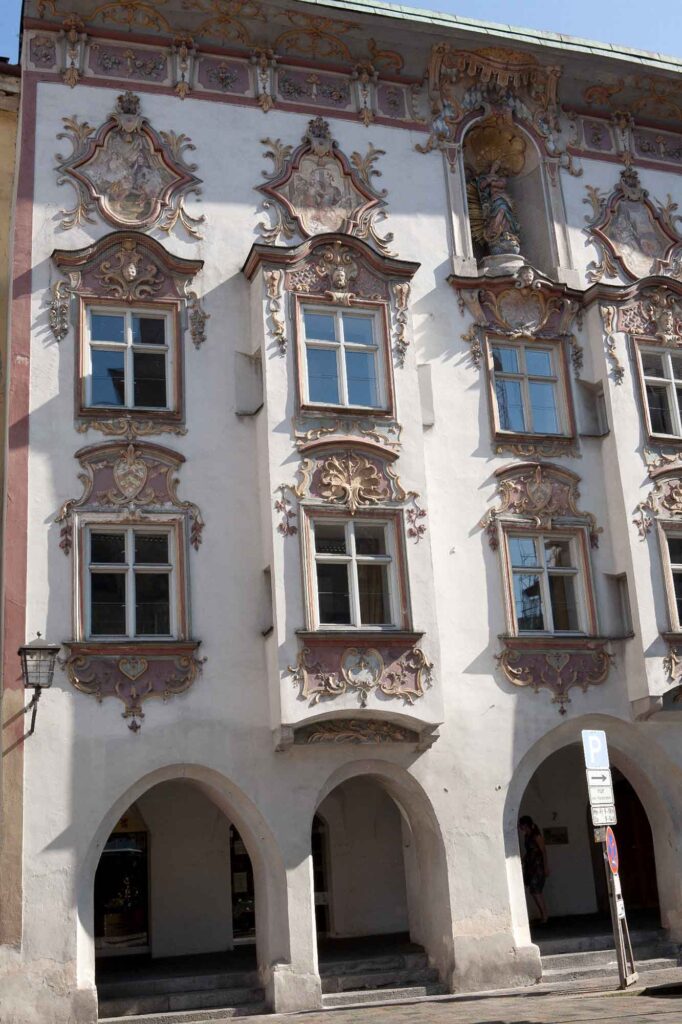 Wasserburg am Inn: Bayerische Bilderbuchstadt in der Innschleife 6 Detail der reich verzierten spätbarocken Fassade des Kernhauses am Marienplatz in Wasserburg am Inn.