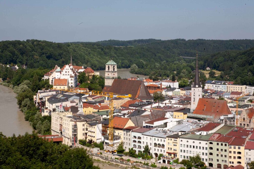 Wasserburg am Inn: Bayerische Bilderbuchstadt in der Innschleife 14 Panorama-Aufnahme der dicht bebauten Altstadt-Halbinsel von Wasserburg am Inn, umschlossen vom Fluss Inn und umgeben von grünen Wäldern.