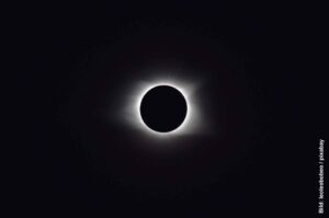 Sonnenfinsternis am 12. August 2026: Wo die Sonne über Europa verschwindet 26 Totale Sonnenfinsternis vor dunklem Himmel mit leuchtender Korona rund um die schwarze Mondscheibe