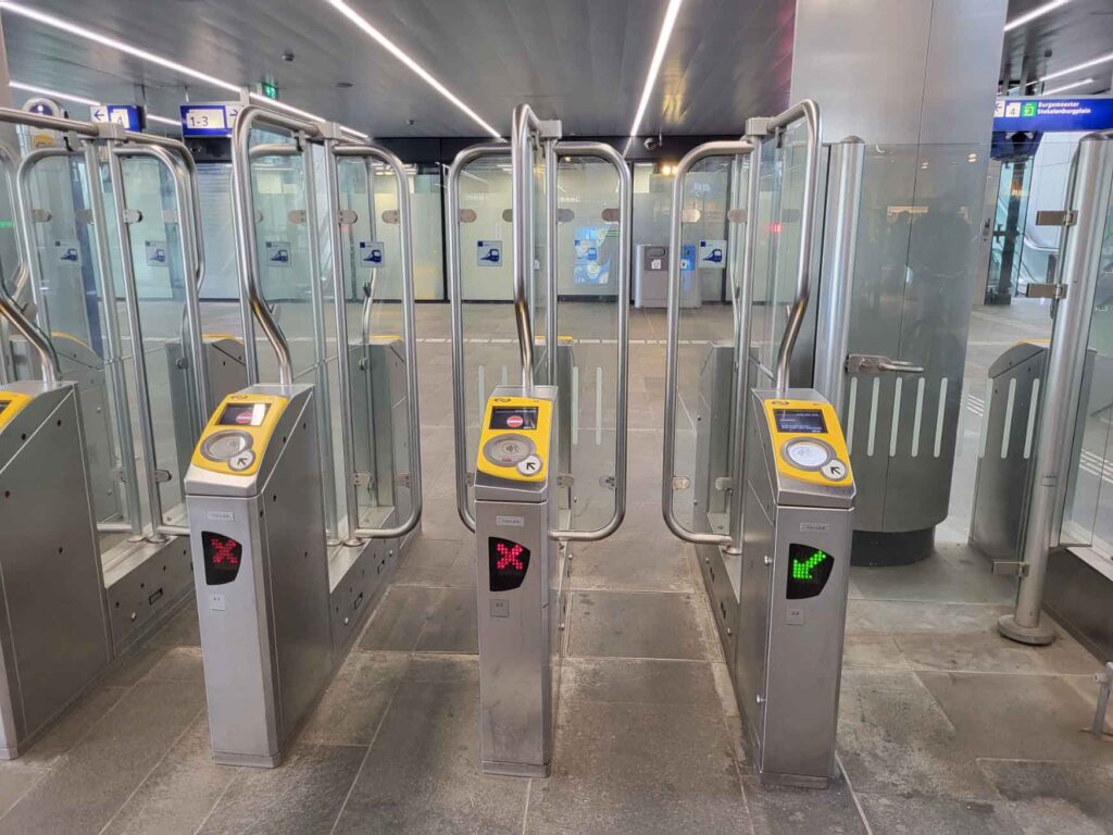 Tilburg: Wo Industriekultur auf Design und neue Ideen trifft 41 Elektronische Zugangsschranken mit Kartenlesern im Bahnhof Tilburg Centraal.