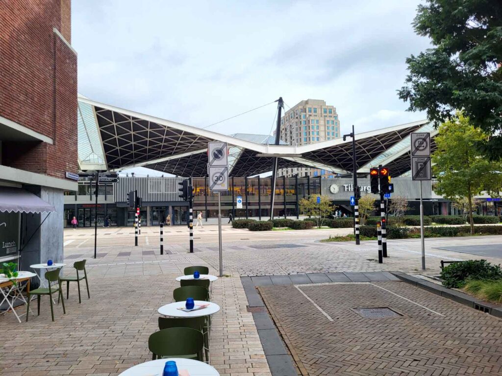 Tilburg: Wo Industriekultur auf Design und neue Ideen trifft 6 Außenansicht des Bahnhofs Tilburg Centraal mit großem, geometrisch geformtem Bahnhofsdach.