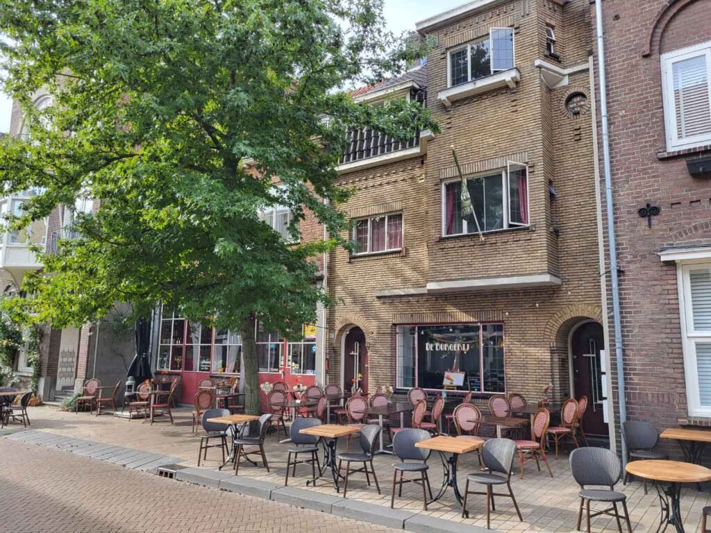 Tilburg: Wo Industriekultur auf Design und neue Ideen trifft 34 Caféterrassen vor historischen Backsteinhäusern im Dwaalgebied von Tilburg.