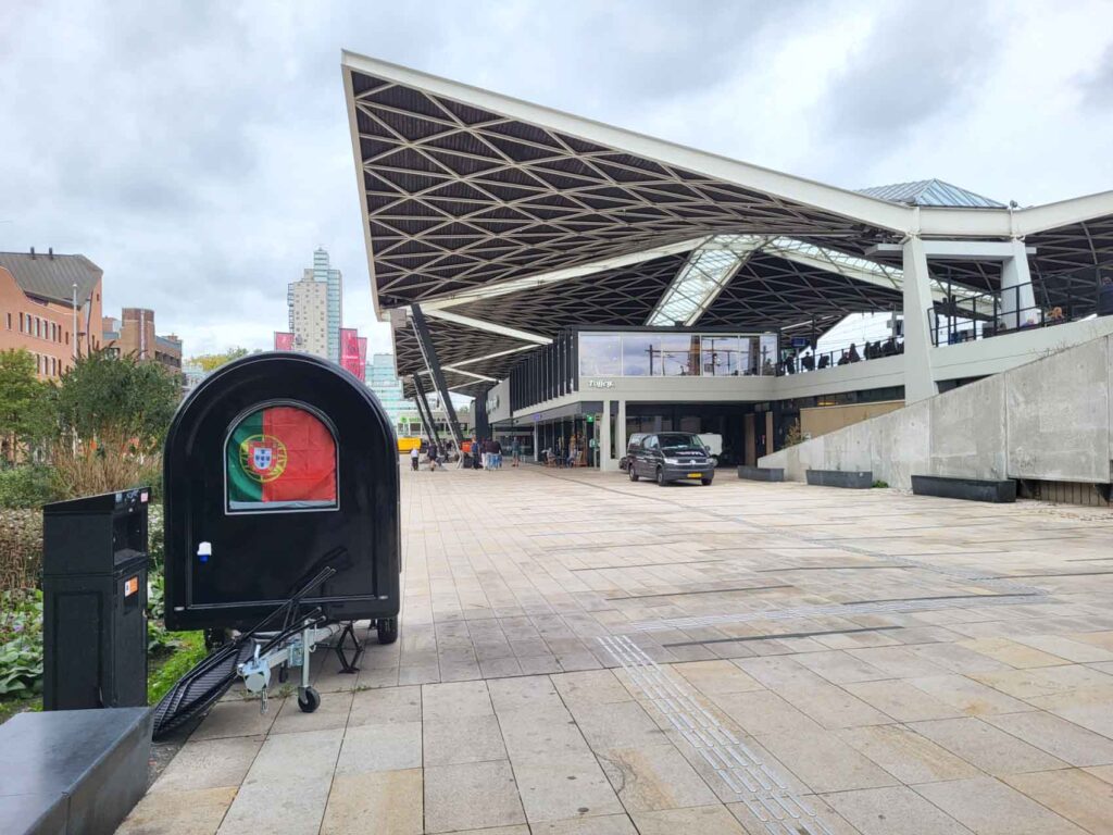Tilburg: Wo Industriekultur auf Design und neue Ideen trifft 4 Bahnhof Tilburg Centraal von der Seite der Spoorzone mit großem Bahnhofsdach.