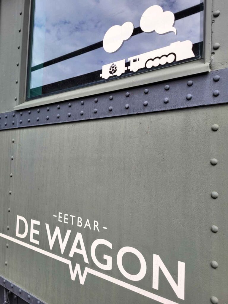 Tilburg: Wo Industriekultur auf Design und neue Ideen trifft 9 Nahaufnahme eines historischen Eisenbahnwagens mit dem Schriftzug „Eetbar De Wagon“.
