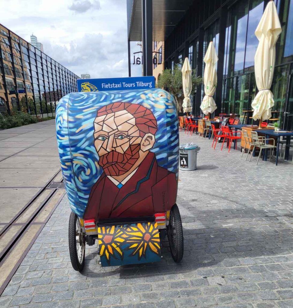 Tilburg: Wo Industriekultur auf Design und neue Ideen trifft 8 Fietstaxi in Tilburg mit farbig gestaltetem Porträt von Vincent van Gogh auf der Rückseite.