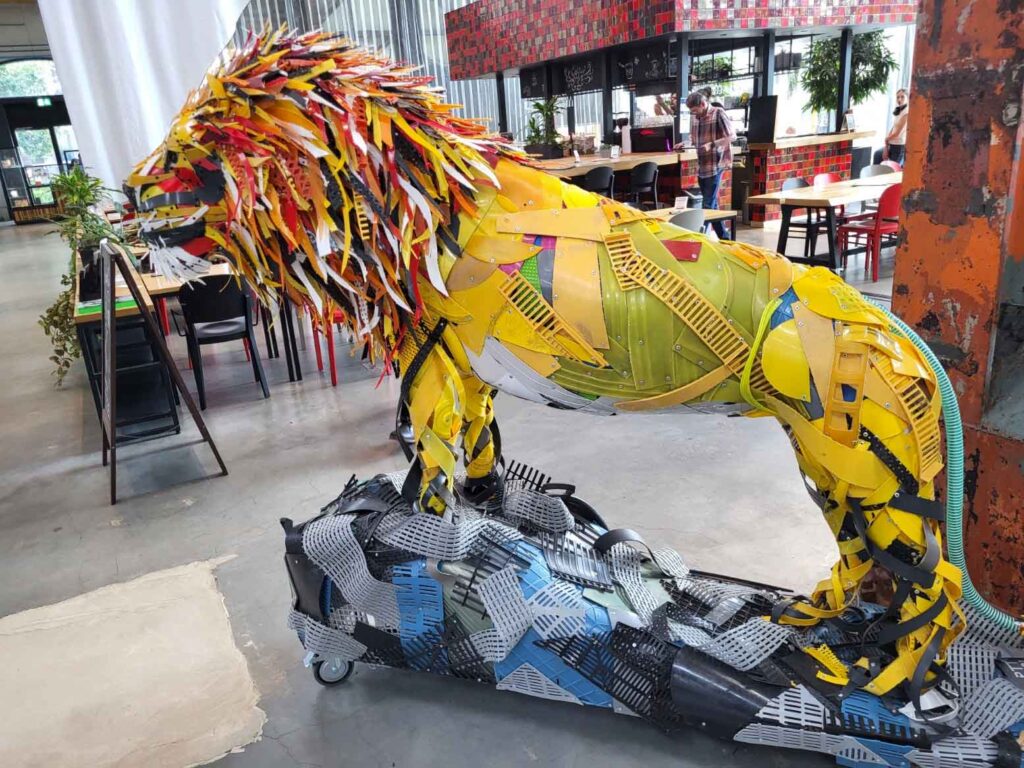 Tilburg: Wo Industriekultur auf Design und neue Ideen trifft 16 Farbenfrohe Löwenskulptur aus vielen Einzelteilen im Innenraum der LocHal in Tilburg.