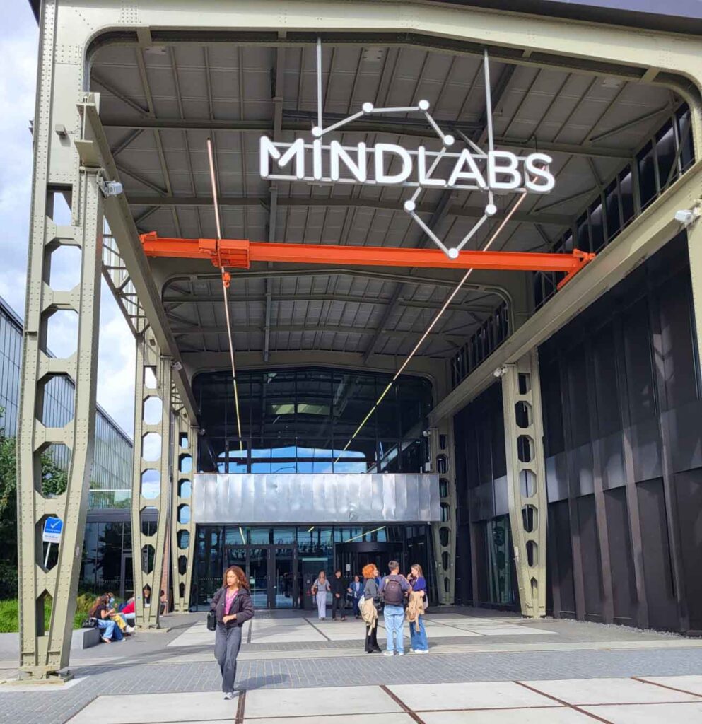 Tilburg: Wo Industriekultur auf Design und neue Ideen trifft 19 Eingang von MindLabs in der Spoorzone von Tilburg unter einer historischen Hallenkonstruktion.