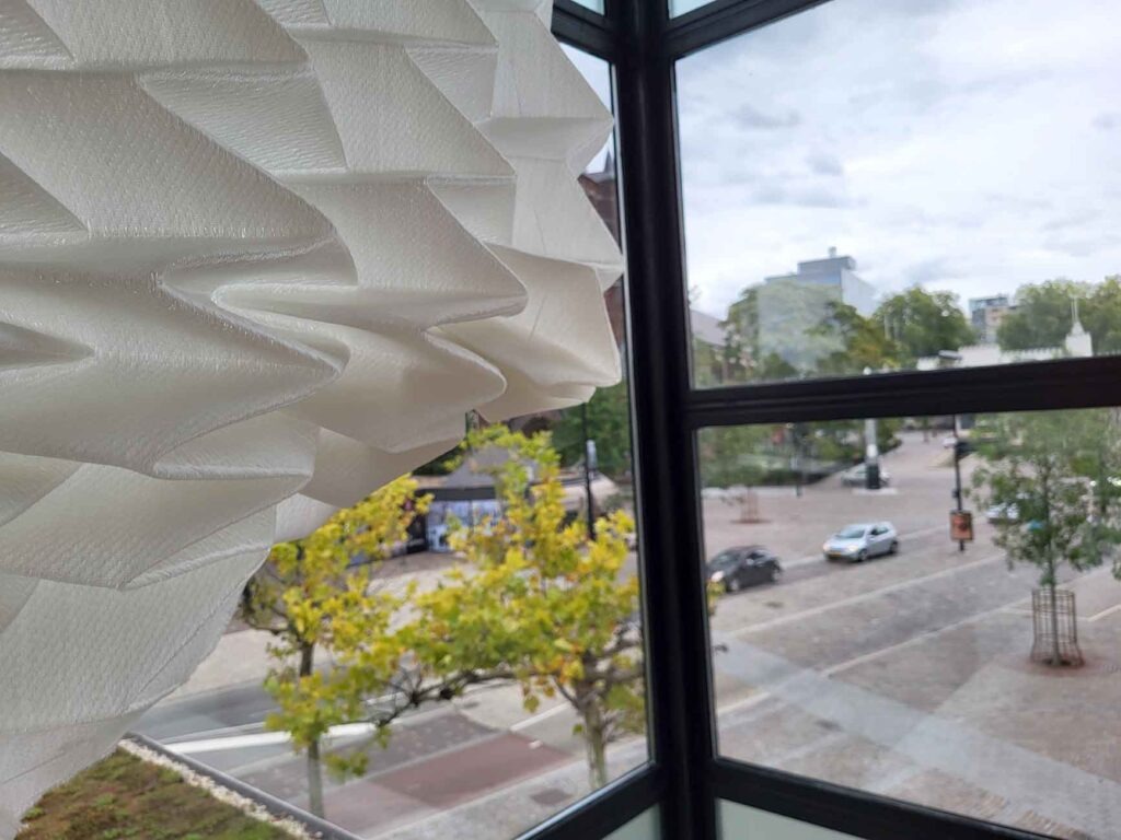 Tilburg: Wo Industriekultur auf Design und neue Ideen trifft 24 Weiße gefaltete Textilstruktur der Archi Folds von Samira Boon vor einem Fenster in Theaters Tilburg.