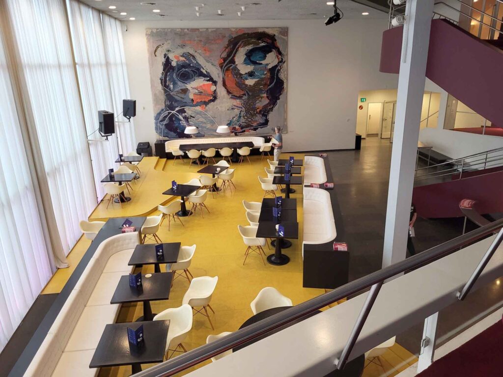 Tilburg: Wo Industriekultur auf Design und neue Ideen trifft 26 Monumentaler abstrakter Wandteppich nach Karel Appels „Two Persons“ in Theaters Tilburg.