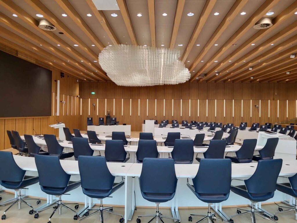 Tilburg: Wo Industriekultur auf Design und neue Ideen trifft 27 Weiße Webskulptur Cirrus von Fransje Gimbrère über den Sitzreihen im Ratssaal von Tilburg.