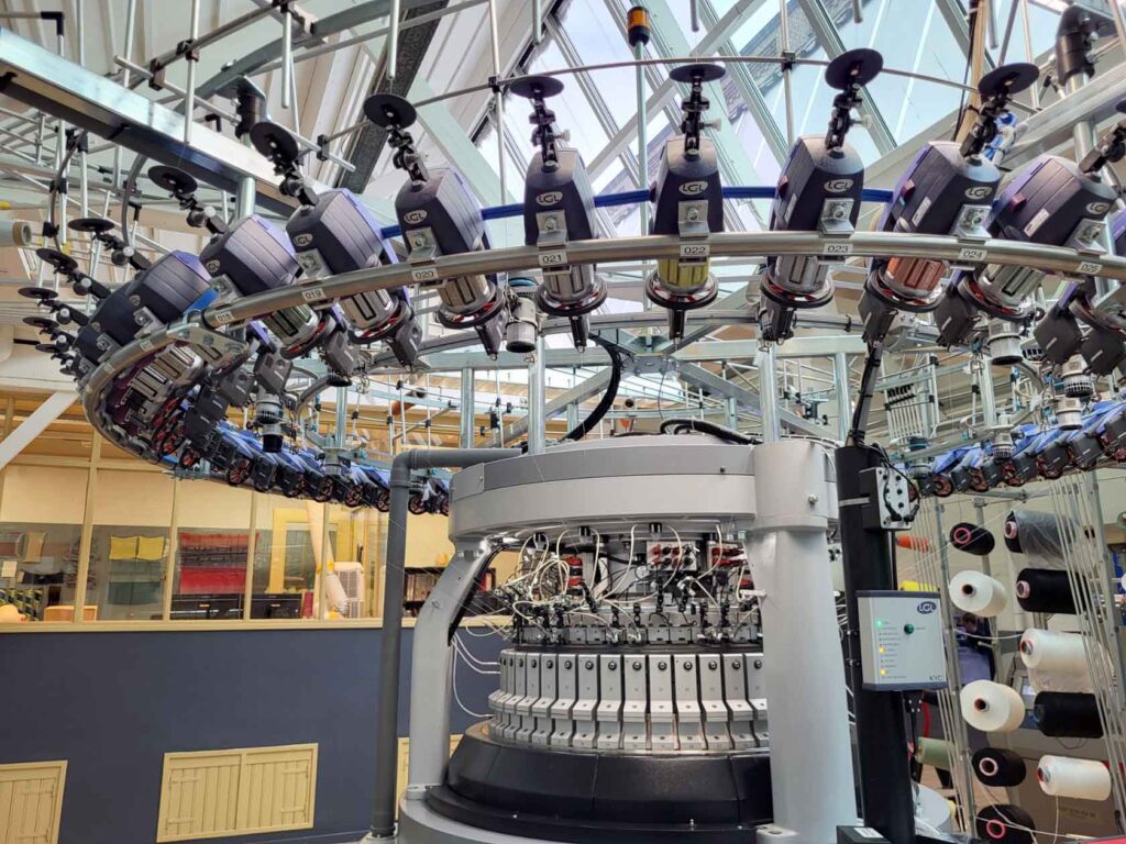 Tilburg: Wo Industriekultur auf Design und neue Ideen trifft 30 Große computergesteuerte Rundstrickmaschine mit zahlreichen Fadenführungen im TextielLab Tilburg.