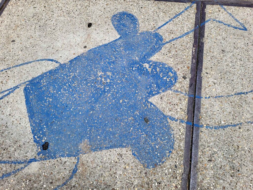 Eindhoven: Vom Philips-Erbe zur Zukunftsstadt 8 Blaue grafische Figur auf Betonboden auf dem ehemaligen Philips-Gelände Strijp-S.
