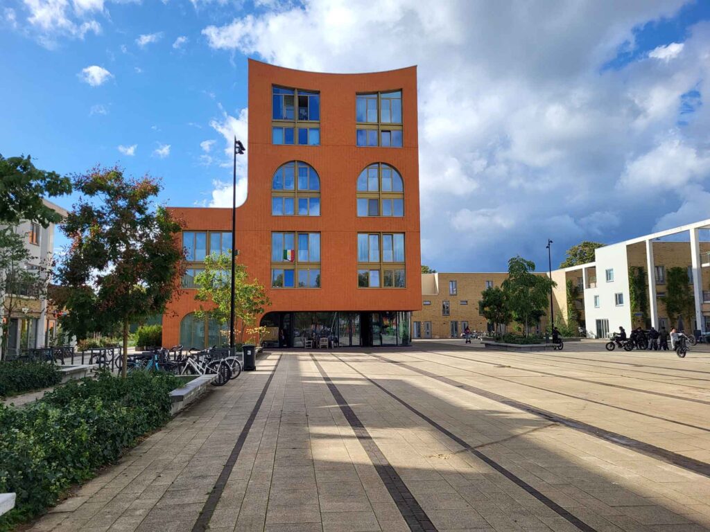Eindhoven: Vom Philips-Erbe zur Zukunftsstadt 10 Orangefarbenes Waaggebouw am Celsiusplein in Woensel-West vor blauem Himmel.