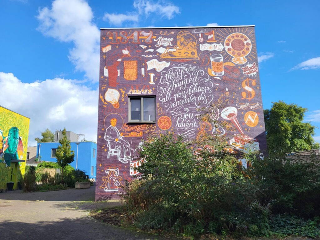Eindhoven: Vom Philips-Erbe zur Zukunftsstadt 12 Street-Art-Wandbild zu Thomas Edison mit Jahreszahl 1847 und Motiven rund um Erfindungen und Technik.