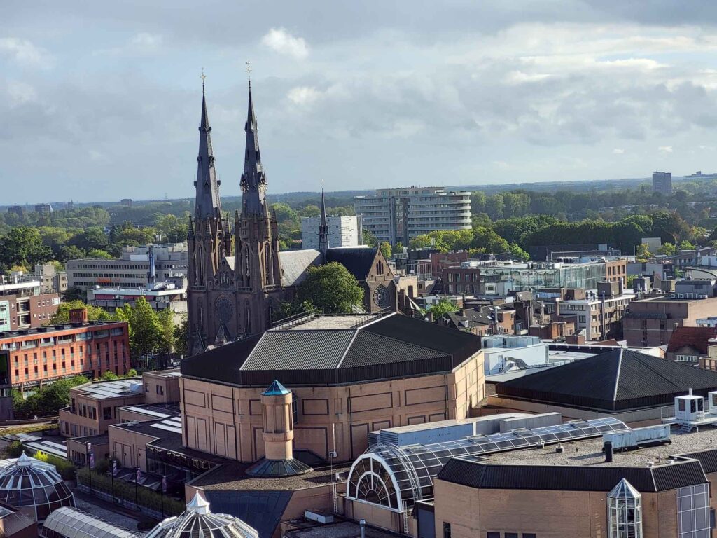 Eindhoven: Vom Philips-Erbe zur Zukunftsstadt 3 Stadtpanorama von Eindhoven mit der zweitürmigen Catharinakerk und den Gebäuden des Einkaufszentrums Heuvel.