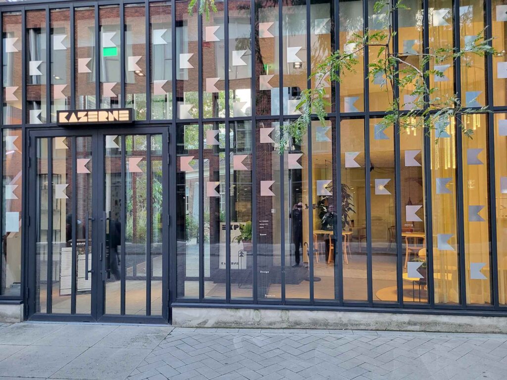 Eindhoven: Vom Philips-Erbe zur Zukunftsstadt 17 Glasfassade und Eingang der Kazerne – Home of Design in Eindhoven mit geometrischem Dekor.