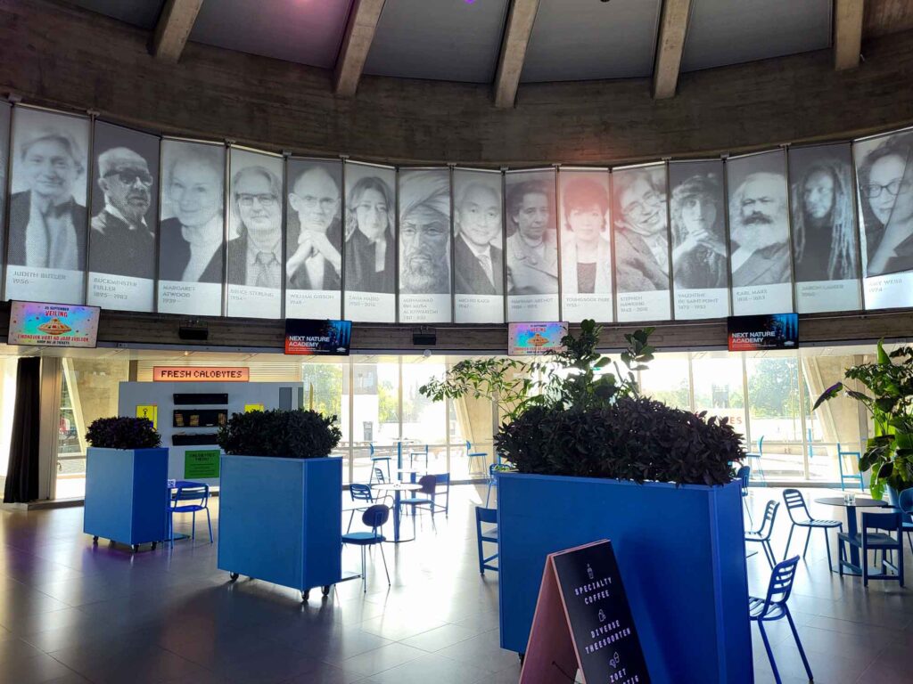 Eindhoven: Vom Philips-Erbe zur Zukunftsstadt 32 Rund angeordnete Schwarz-Weiß-Porträts bekannter Denkerinnen, Wissenschaftler und Zukunftsvisionäre im Evoluon.