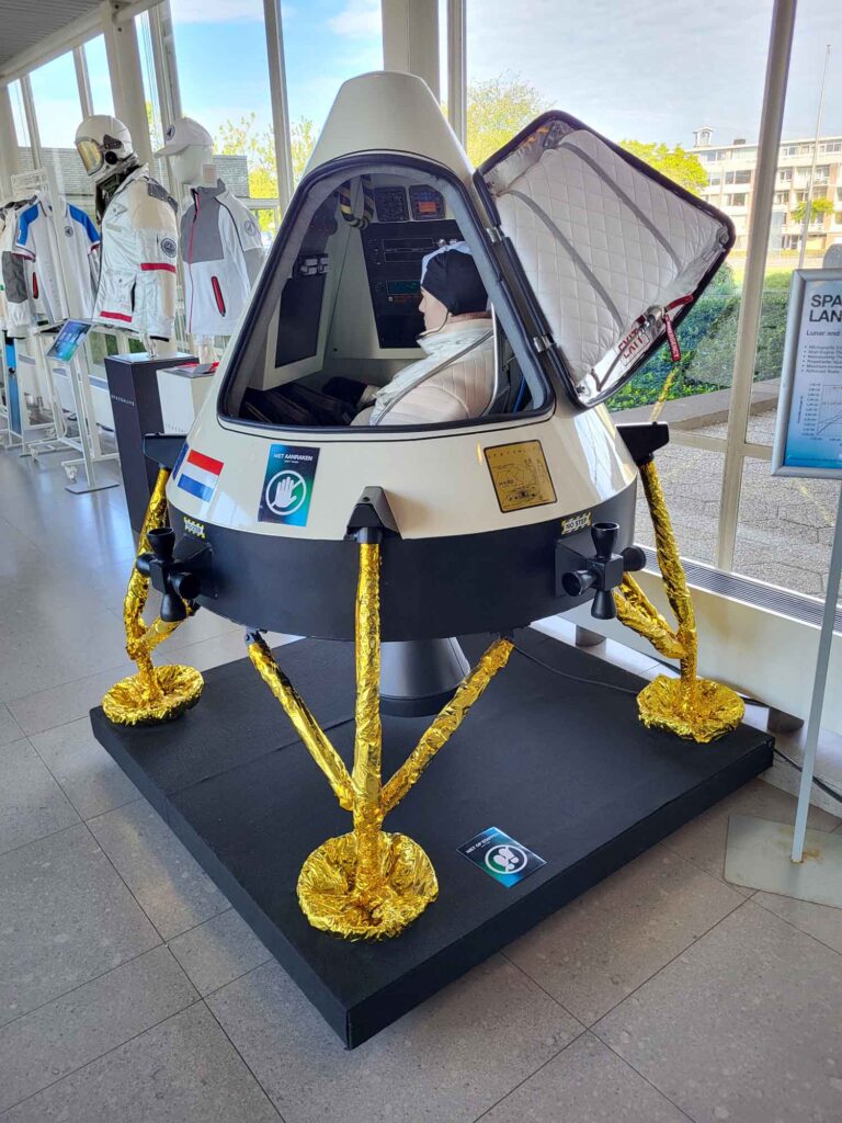 Eindhoven: Vom Philips-Erbe zur Zukunftsstadt 31 Ausstellungsmodell des Space Life Landers mit geöffneter Kapsel, Sitz und goldfarben verkleideten Landebeinen.