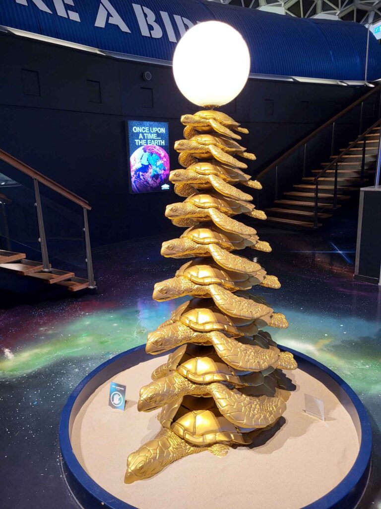 Eindhoven: Vom Philips-Erbe zur Zukunftsstadt 30 Turmartige Kunstinstallation aus vielen übereinandergestapelten goldfarbenen Schildkröten mit leuchtender Kugel an der Spitze.