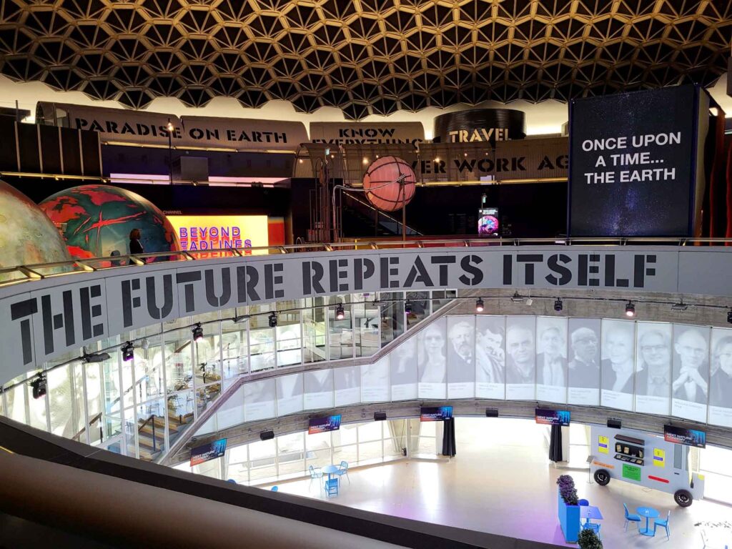 Eindhoven: Vom Philips-Erbe zur Zukunftsstadt 29 Blick über mehrere Ebenen der Ausstellung „Once Upon a Time… The Earth“ im runden Innenraum des Evoluon.