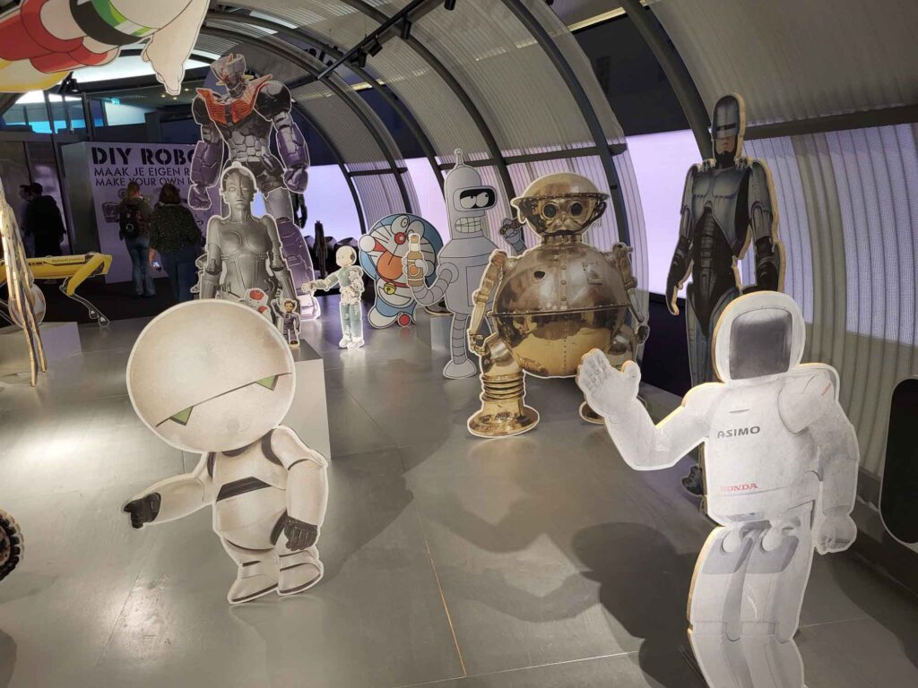 Eindhoven: Vom Philips-Erbe zur Zukunftsstadt 28 Lebensgroße Aufsteller verschiedener bekannter Roboterfiguren in einer Ausstellung im Evoluon.