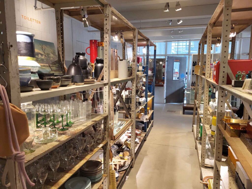 Eindhoven: Vom Philips-Erbe zur Zukunftsstadt 35 Blick durch Regale mit Gläsern, Geschirr, Kannen und weiteren Designobjekten im Shop von Piet Hein Eek.