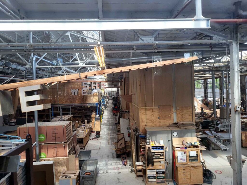 Eindhoven: Vom Philips-Erbe zur Zukunftsstadt 36 Große Werkhalle mit Holzlagern, Maschinen, Werkbänken und Produktionsbereichen bei Piet Hein Eek in Eindhoven.