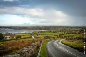 Irland-Rundreise: Welcher Anbietertyp passt zu deiner Reise? 32 Schmale Straße durch grüne Landschaft bei einer Irland-Rundreise