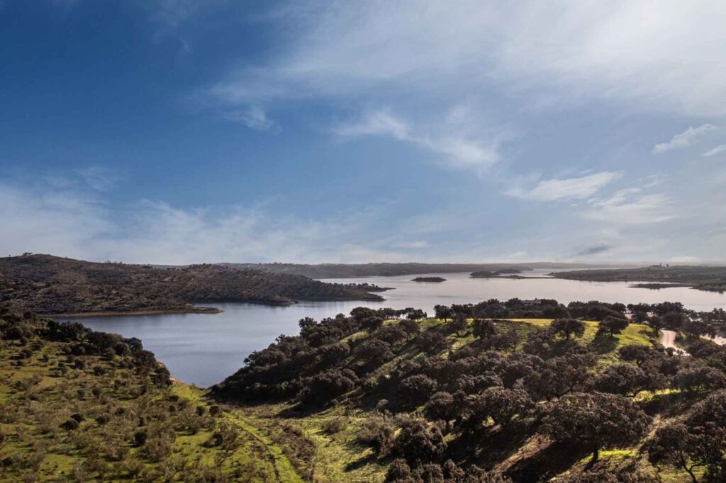 Évora 2027: Kulturhauptstadt im Alentejo setzt auf Reisen ohne Eile 4 Blick über den Alqueva-Stausee mit bewaldeten Hügeln und kleinen Inseln im Alentejo